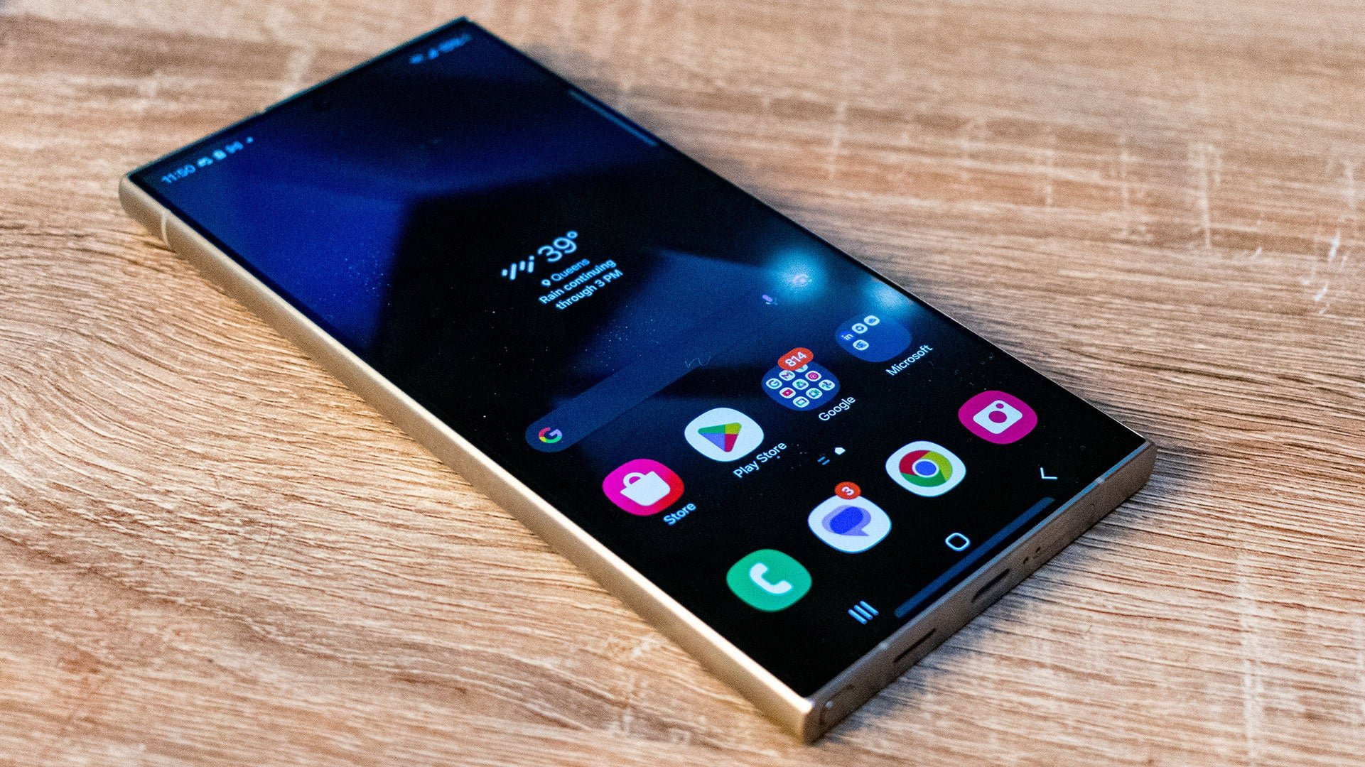 Hình ảnh Mark Zuckerberg và chiếc smartphone Samsung