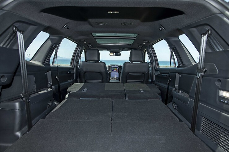 Không gian hàng ghế sau rộng rãi trên Ford Everest