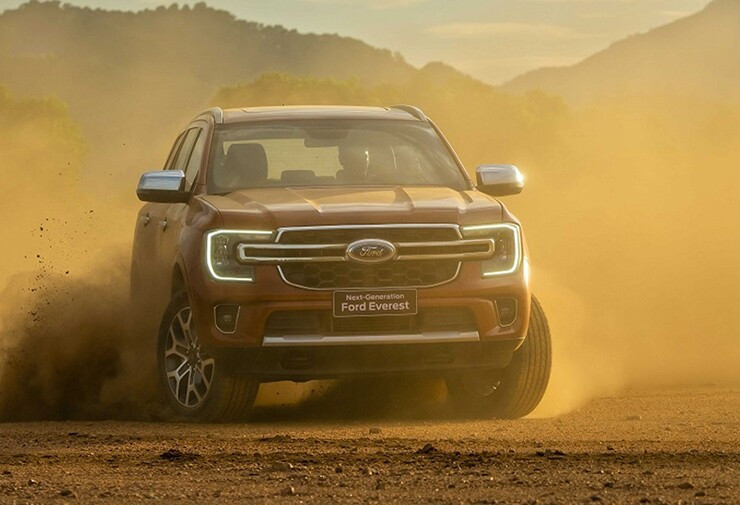 Màn hình off-road hiển thị các thông số góc nghiêng và hệ truyền động