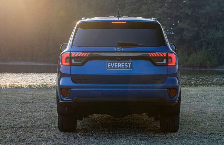 Đuôi xe Ford Everest với cụm đèn hậu LED hiện đại và thanh thoát