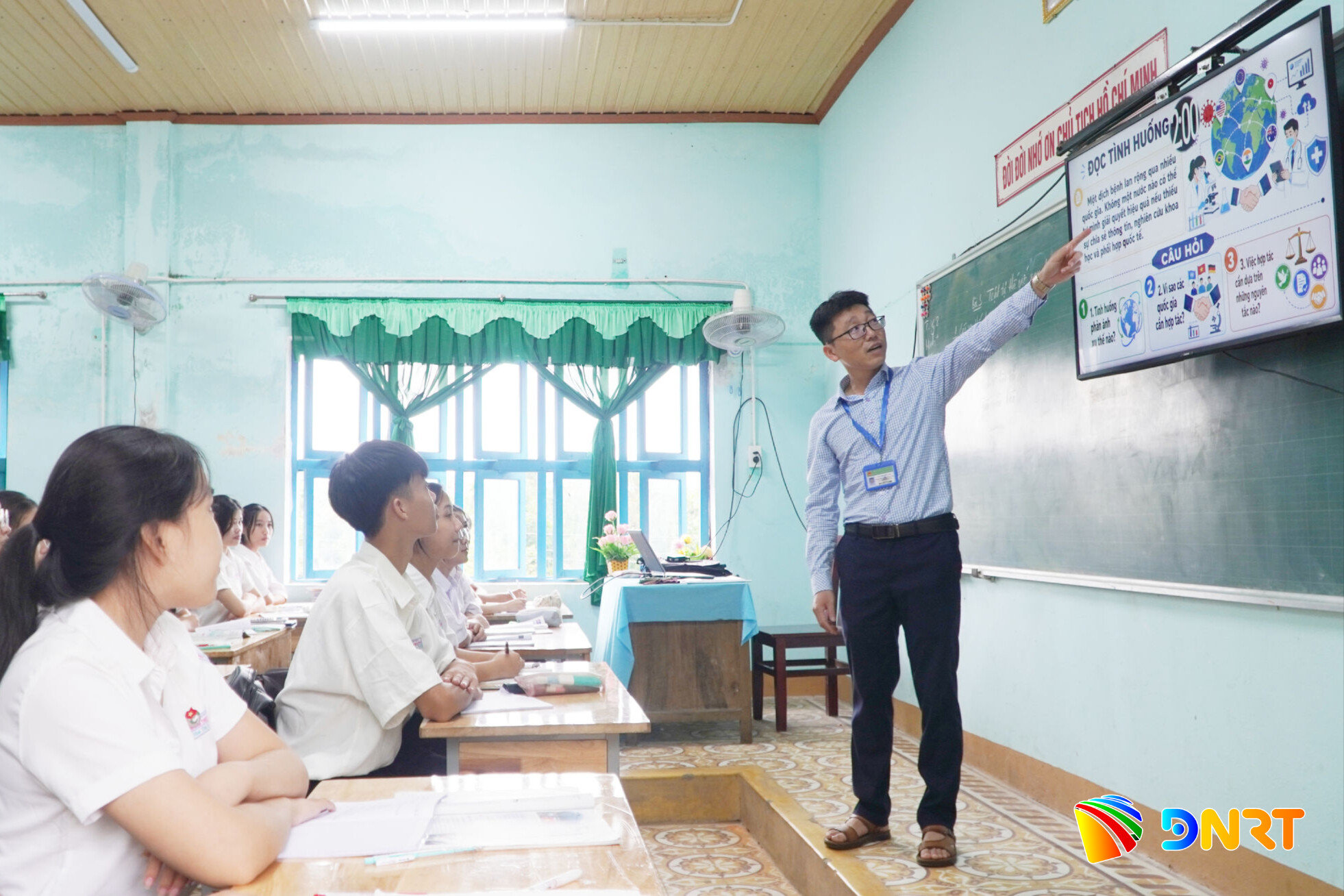 Thầy Nguyễn Phúc Hậu tự hào khi ngày ngày được giảng dạy dưới ngôi trường mang tên cụ Huỳnh Thúc Kháng. Ảnh: PHAN VINH