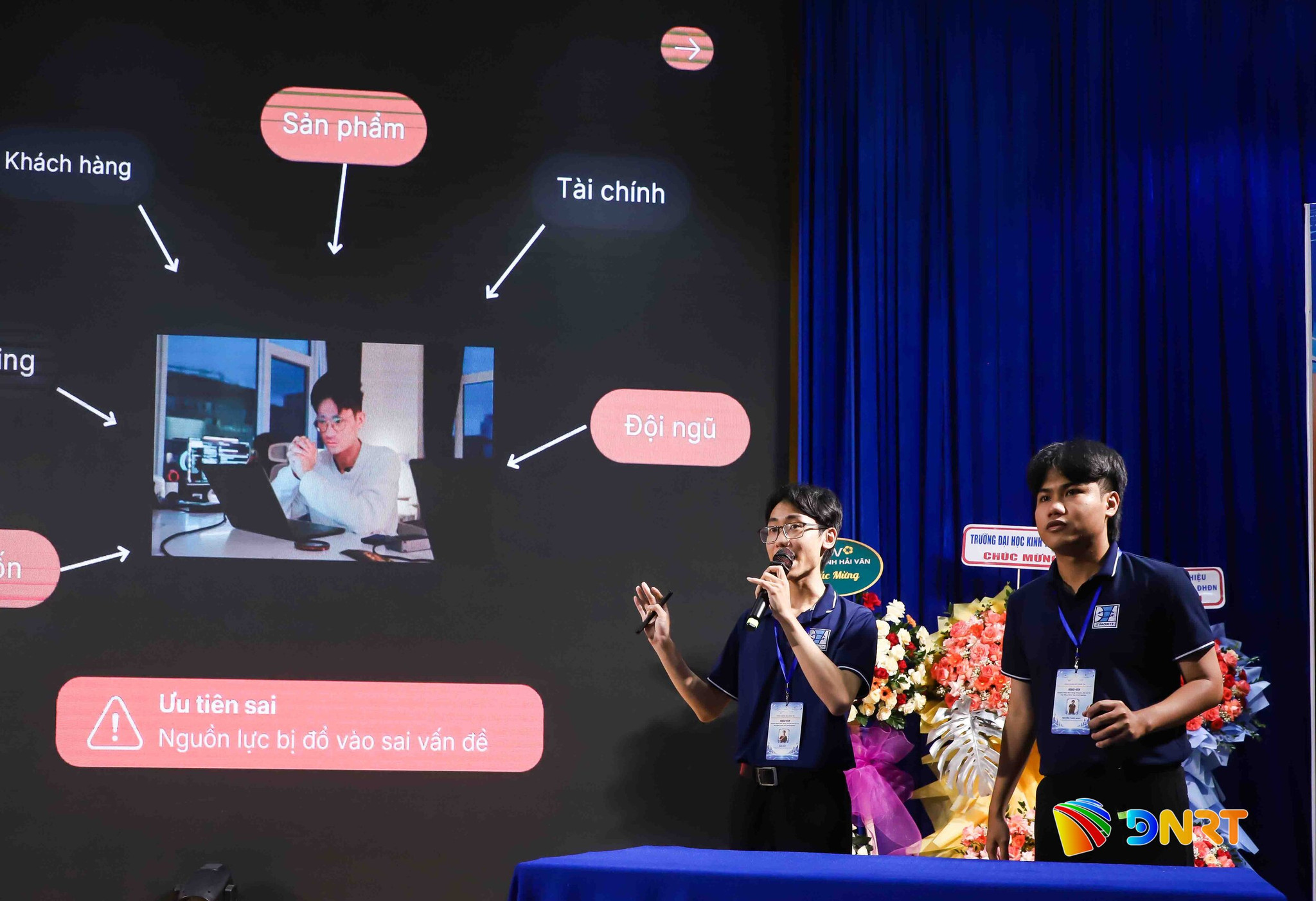 Sinh viên trình bày sản phẩm của mình tại cuộc thi. Ảnh: NGỌC PHÚ