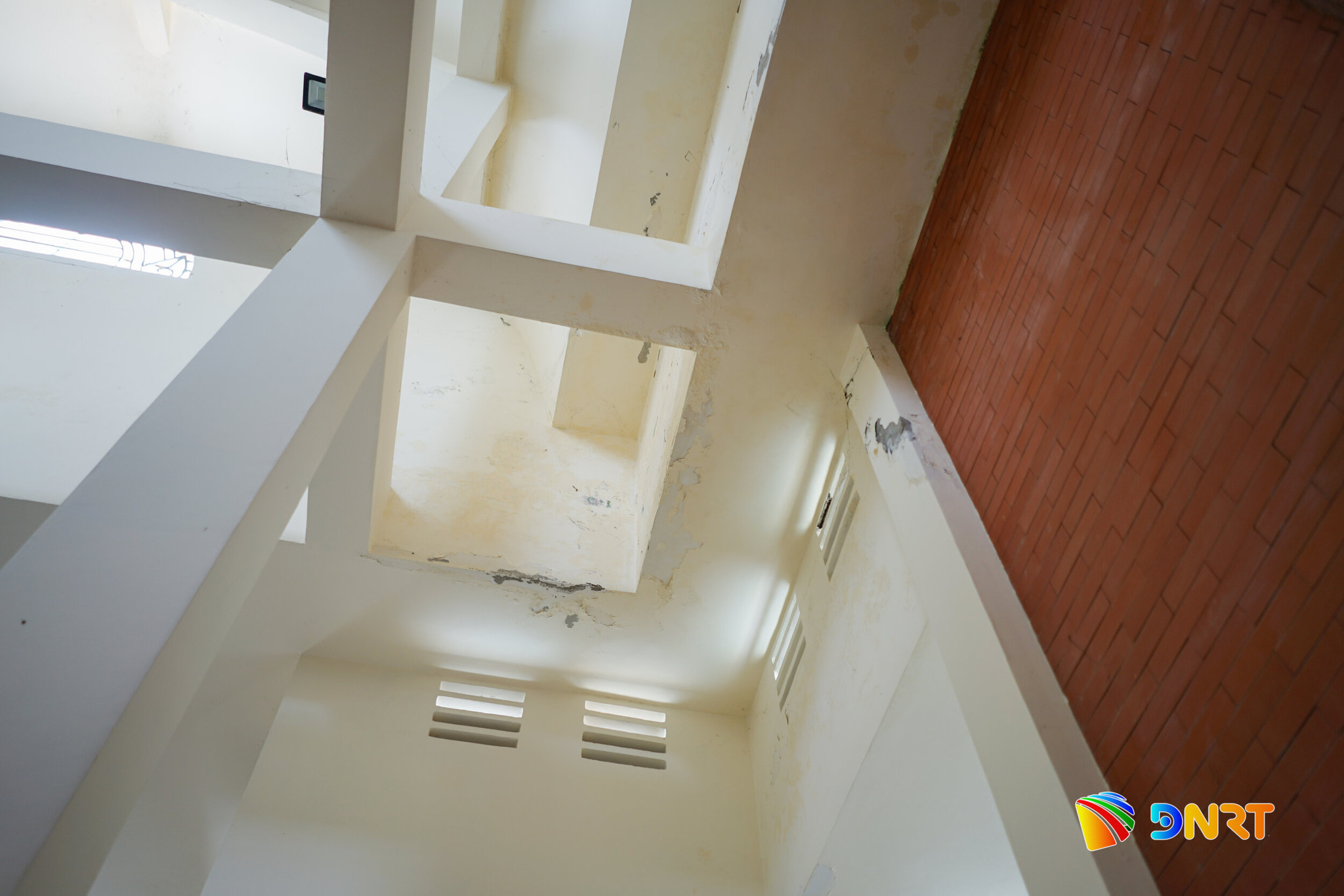 Nhiều hạng mục bên trong bảo tàng đã xuống cấp. Ảnh: XUÂN SƠN - XUÂN DŨNG