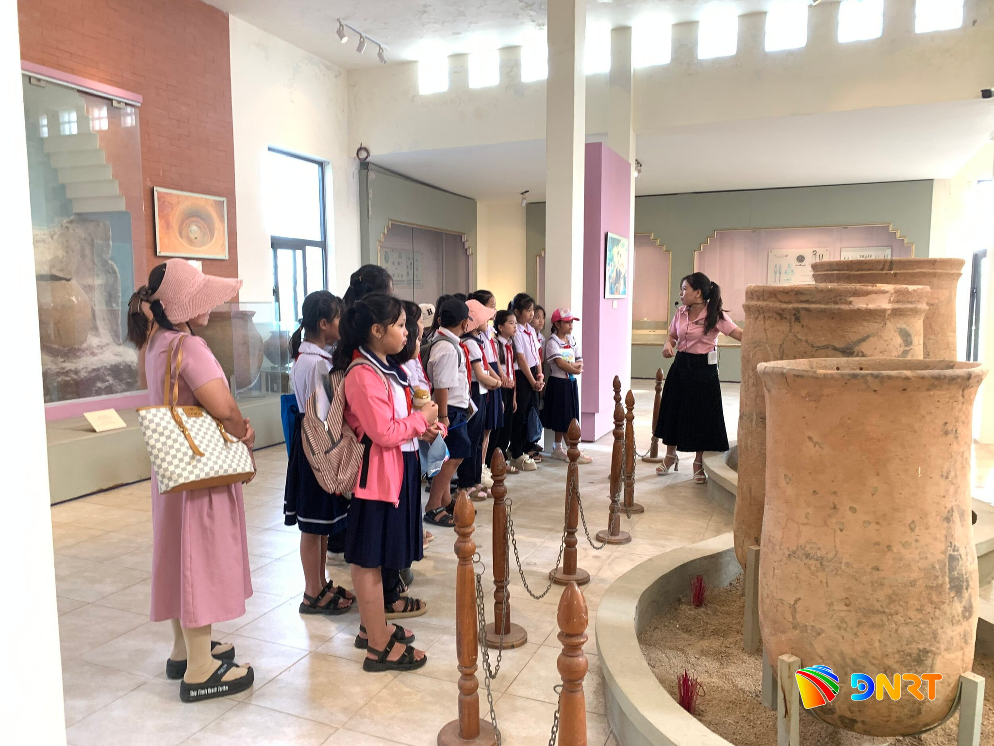 Học sinh tham quan, tìm hiểu về bộ sưu tập mộ chum Sa Huỳnh. Ảnh: Bảo tàng cung cấp 