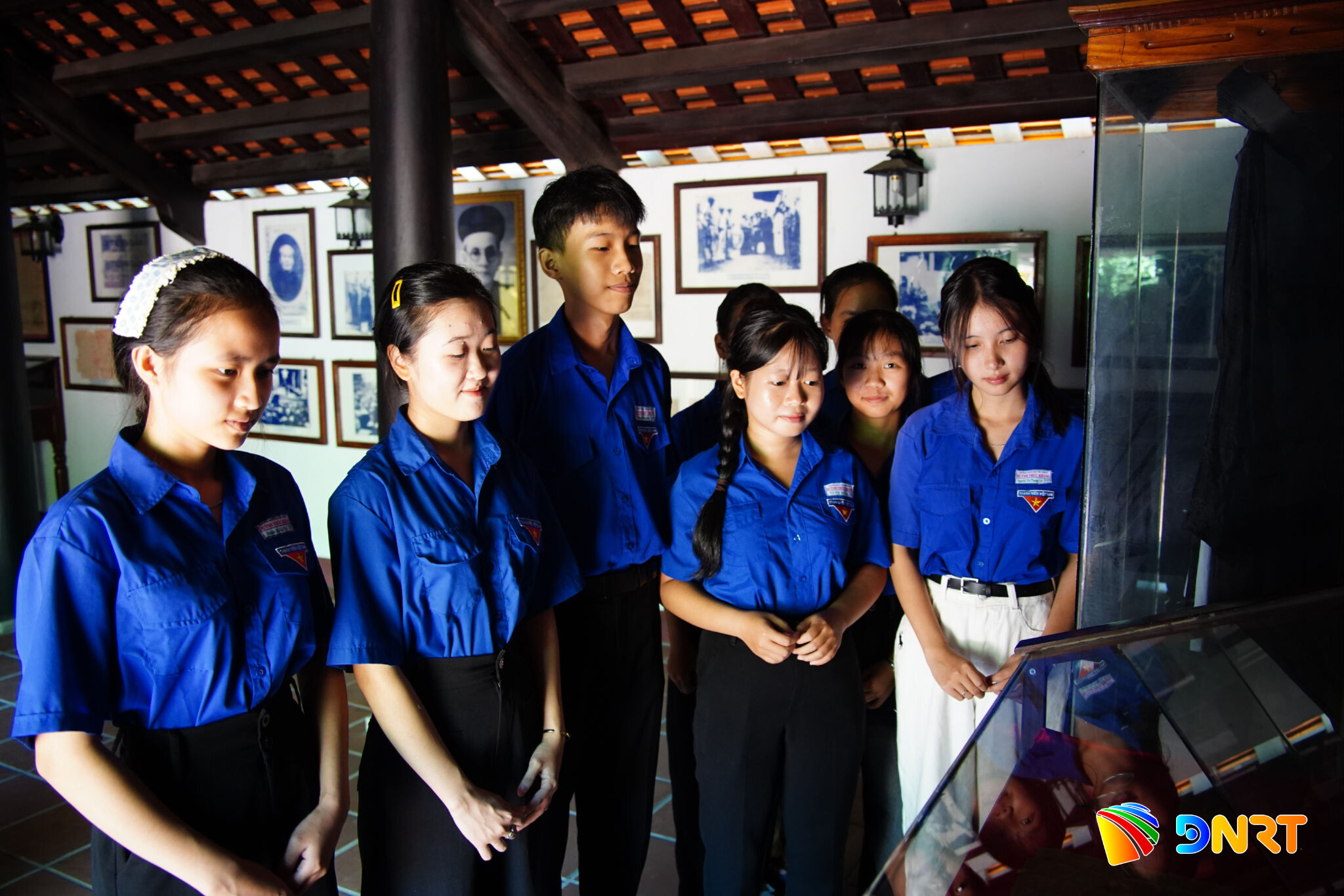 Các bạn trẻ đến thăm Nhà lưu niệm cụ Huỳnh Thúc Kháng tại xã Thạnh Bình. Ảnh: VĂN QUANG