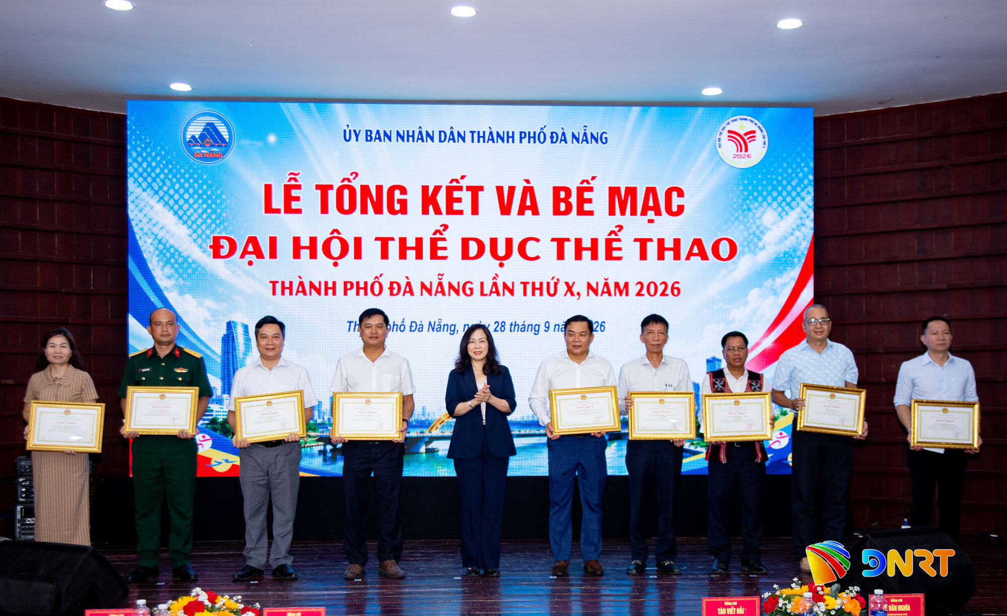 Ban tổ chức tặng bằng khen của UBND thành phố cho 9 tập thể và 17 cá nhân tại lễ bế mạc. Ảnh: BẢO LÂM