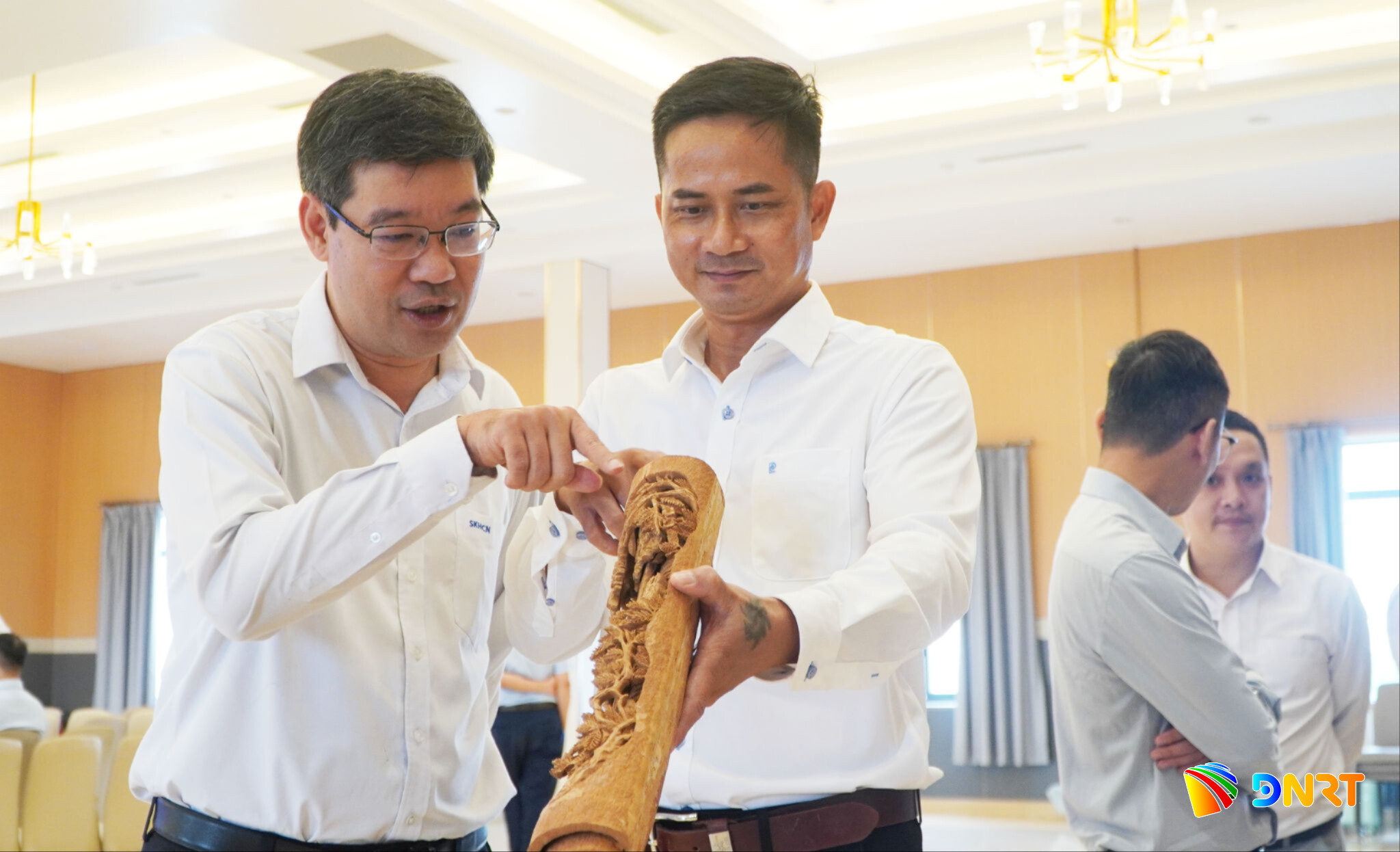 ong-le-son-phong-pho-giam-doc-so-khoa-hoc-va-cong-nghe-thanh-pho-da-nang-tim-hieu-ve-san-pham-khoi-nghiep-tu-cay-que-ban-dia.jpg