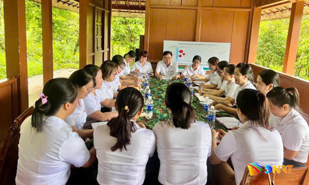 Ảnh 3. Chi bộ trường TH Kim Đồng sinh hoạt chi bộ tại Vườn cam Chu Huy Mân 2