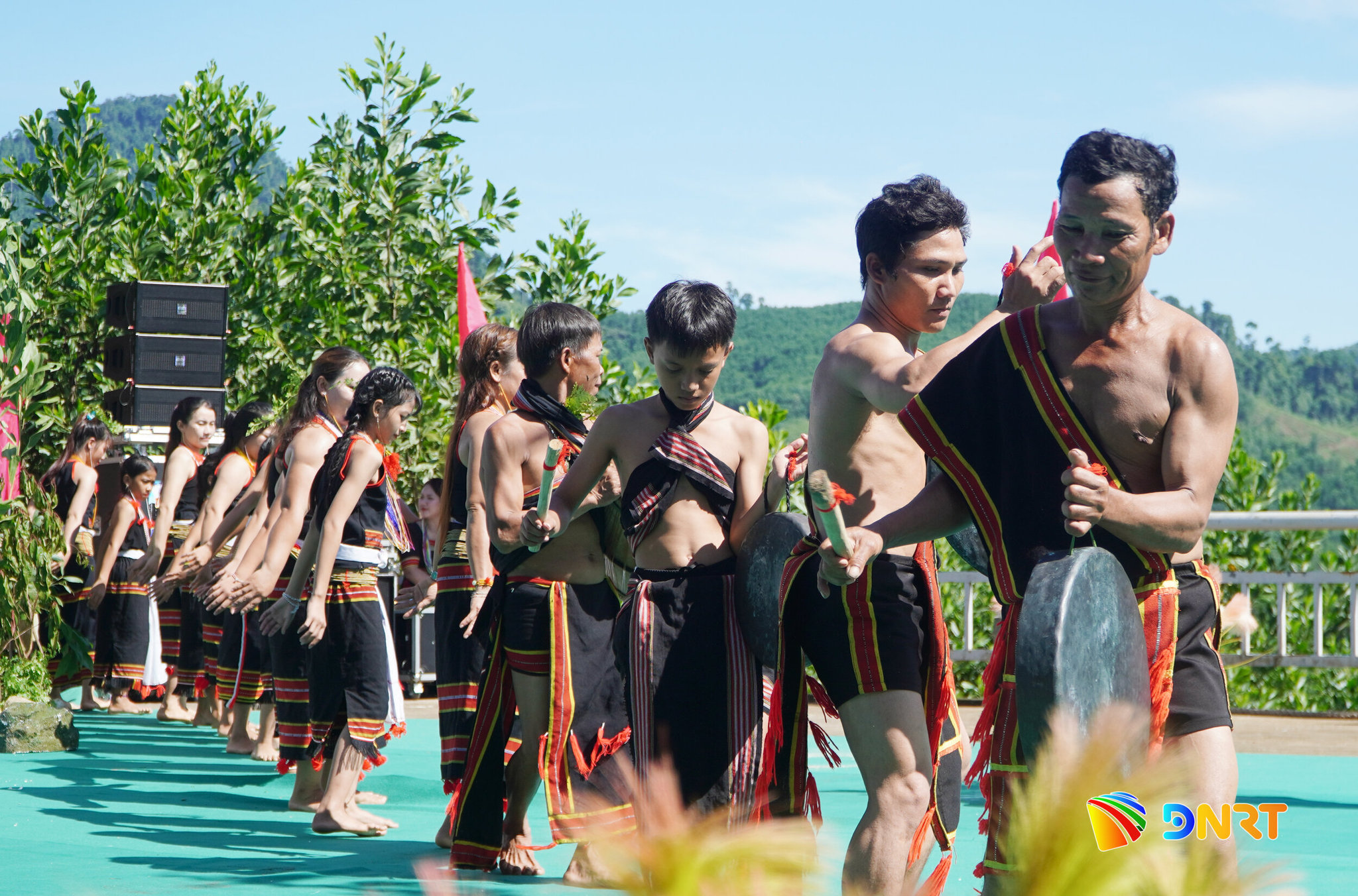 Dân làng vui mừng đánh trống chiên khai hội