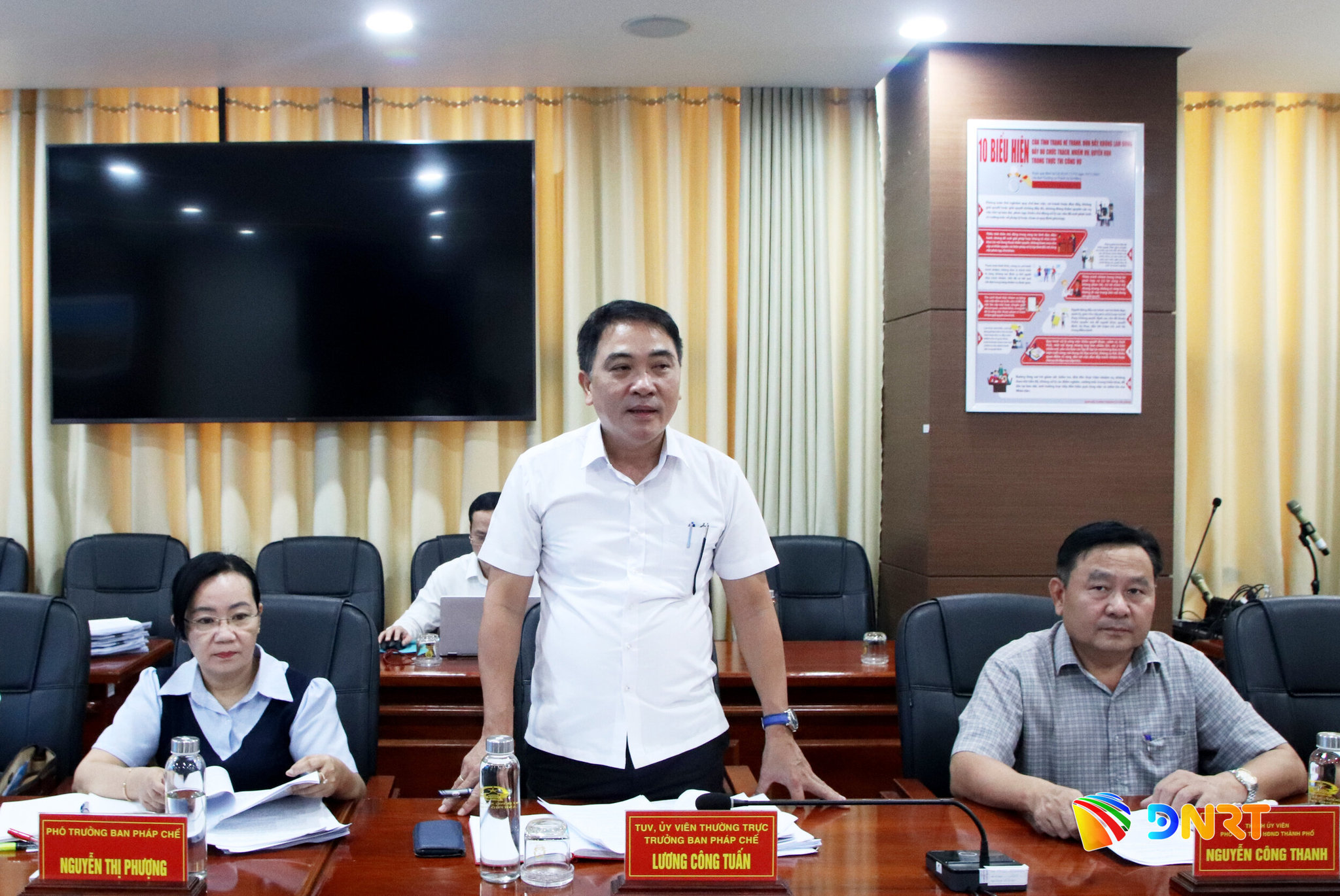 Trưởng ban Pháp chế HĐND thành phố Lương Công Tuấn phát biểu tại buổi làm việc. Ảnh: TRỌNG HUY