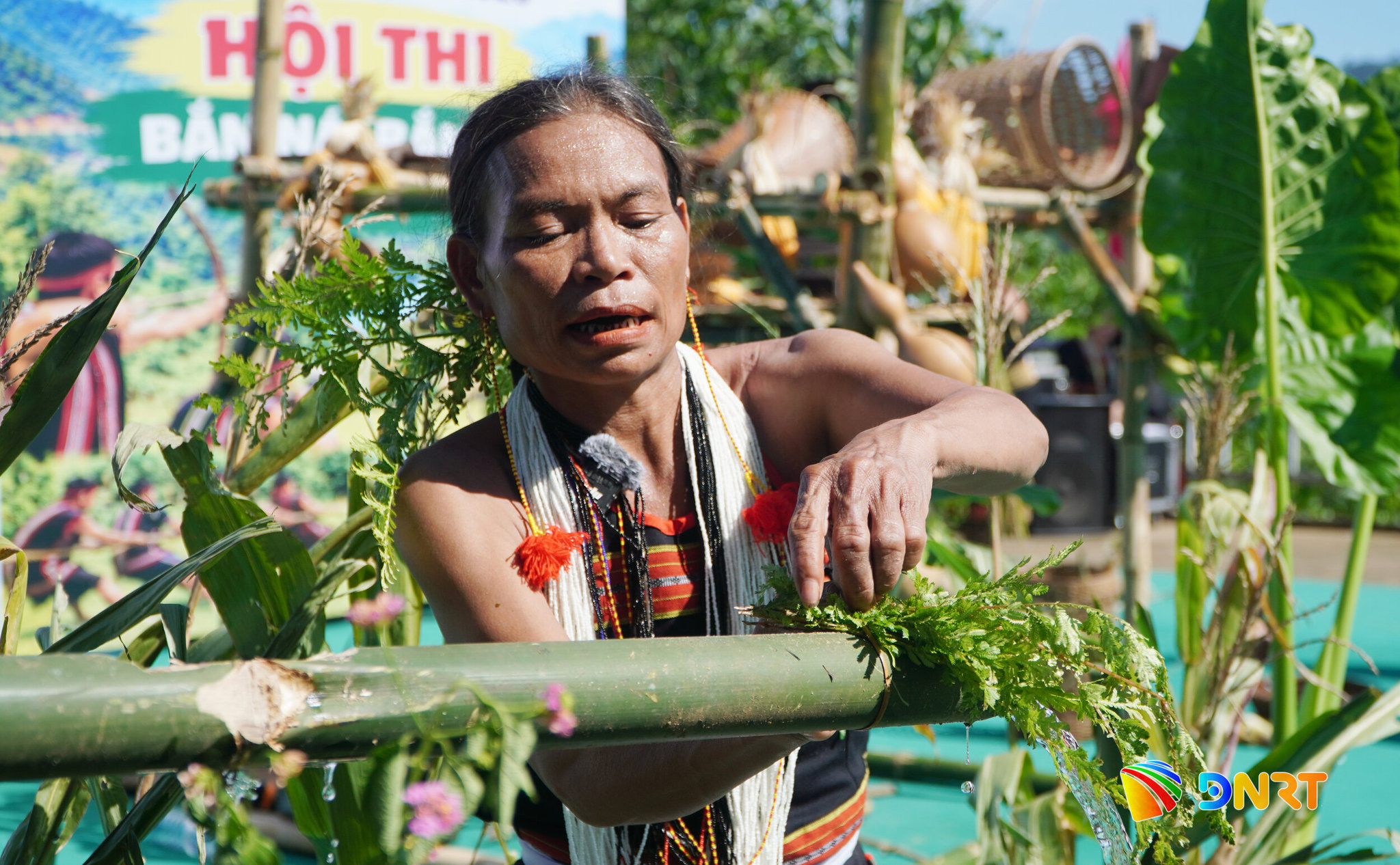 Mẹ làng làm nghi lễ đón nhận nguồn nước được đưa về làng