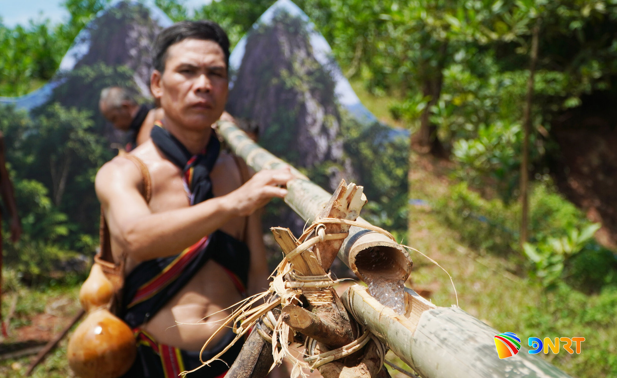 Những dòng nước đầu tiên bắt đầu chảy qua ống lồ ô để về làng
