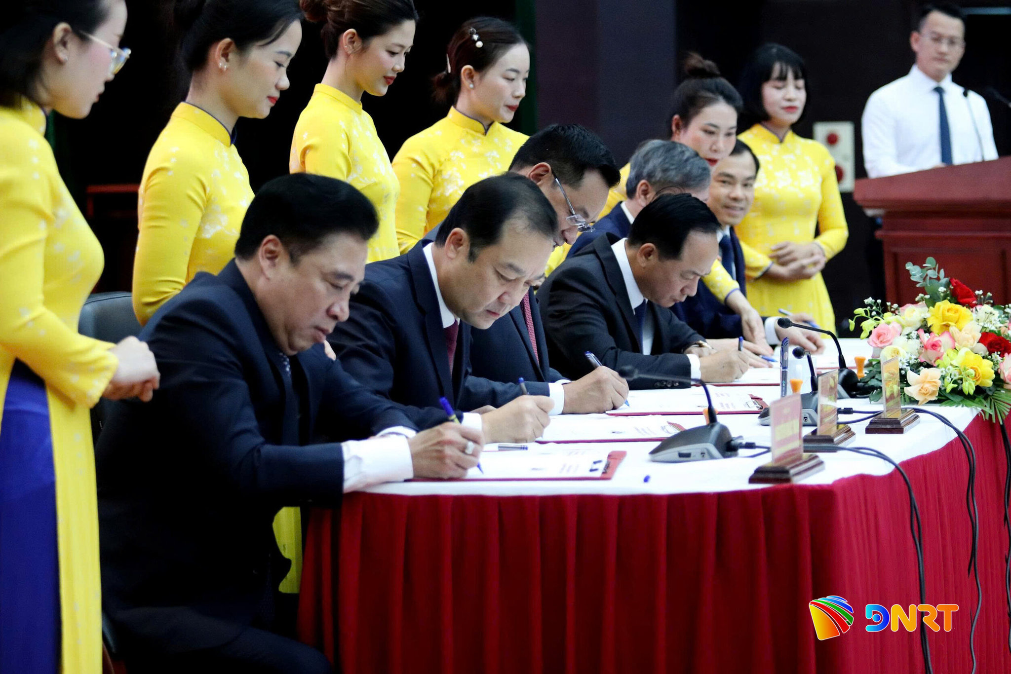 Các đại biểu ký phát hành b