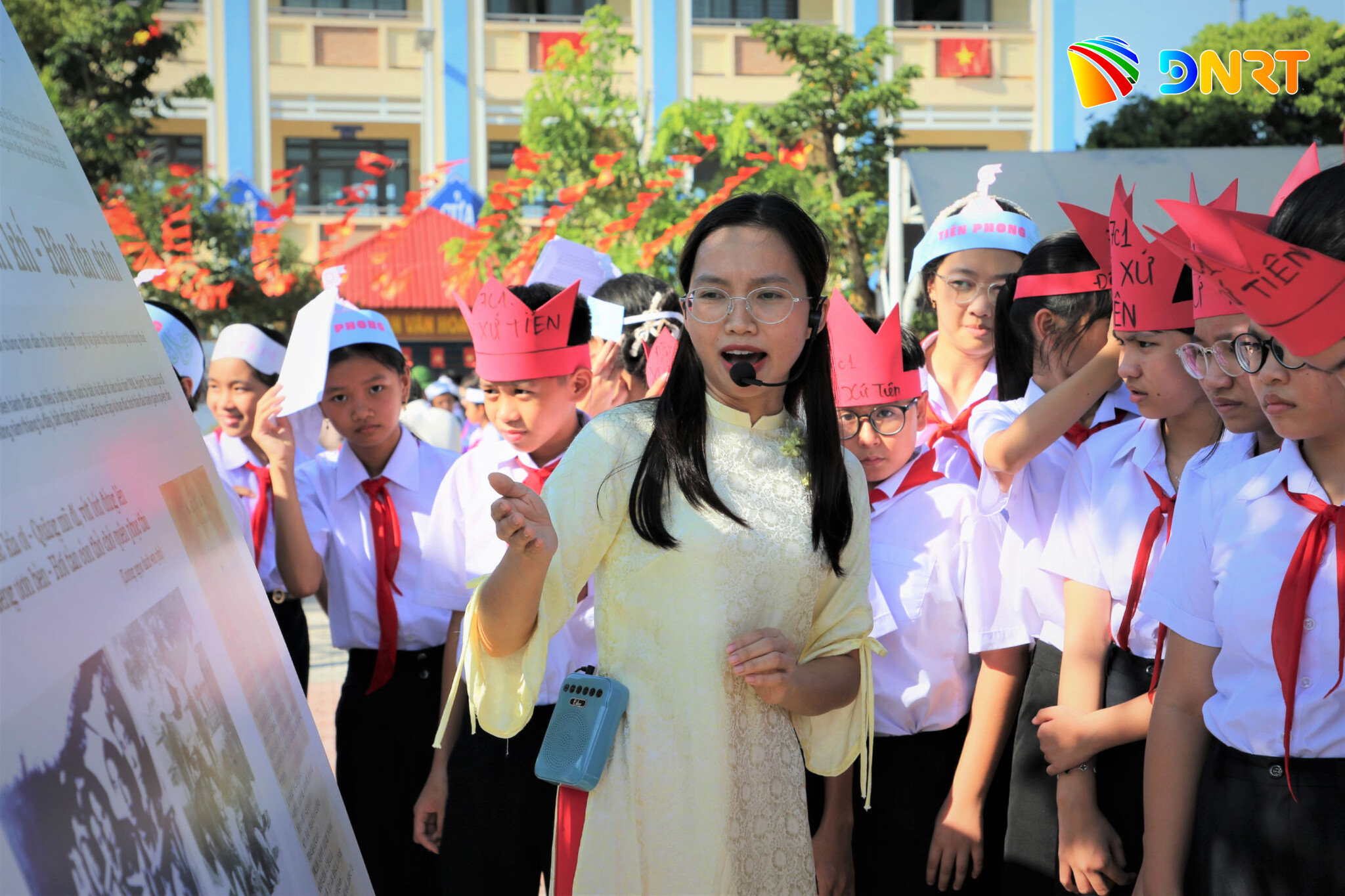 Học sinh Phân hiệu 2 Trường THCS Tam Kỳ chăm chú lắng nghe lời thuyết minh về cuộc đời và sự nghiệp của cụ Huỳnh Thúc Kháng. Ảnh: ALĂNG NGƯỚC