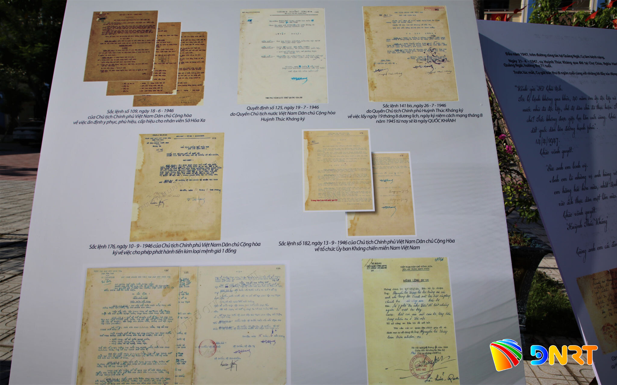 Rất nhiều hình ảnh, tư liệu lịch sử giá trị được giới thiệu đến học sinh và giáo viên Trường THCS Tam Kỳ. Ảnh: ALĂNG NGƯỚC