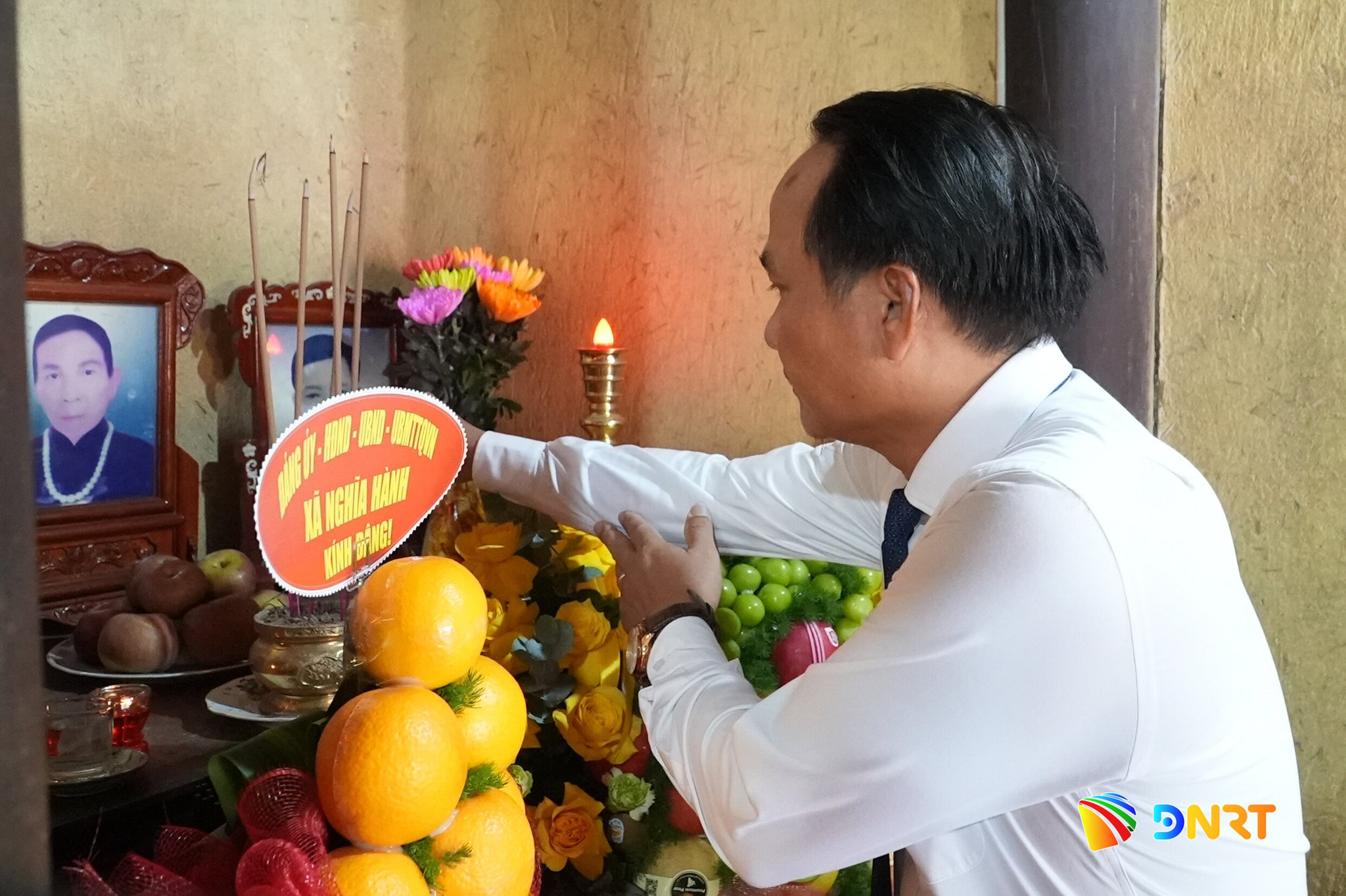 Phó Bí thư Thành ủy, Chủ tịch HĐND thành phố Nguyễn Đức Dũng (ở giữa) và Phó Bí thư Thành ủy, Chủ tịch Ủy ban MTTQ Việt Nam thành phố Nguyễn Đình Vĩnh (ngoài cùng bên phải) dâng hương tại Mộ cụ Huỳnh Thúc Kháng. Ảnh: HỒ QUÂN