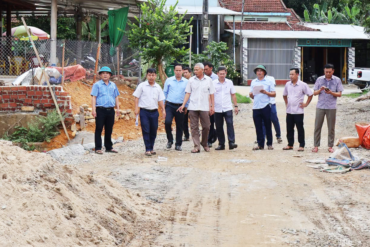 Lãnh đạo xã Lãnh Ngọc đi kiểm tra các công trình chậm tiến độ trên địa bàn xã