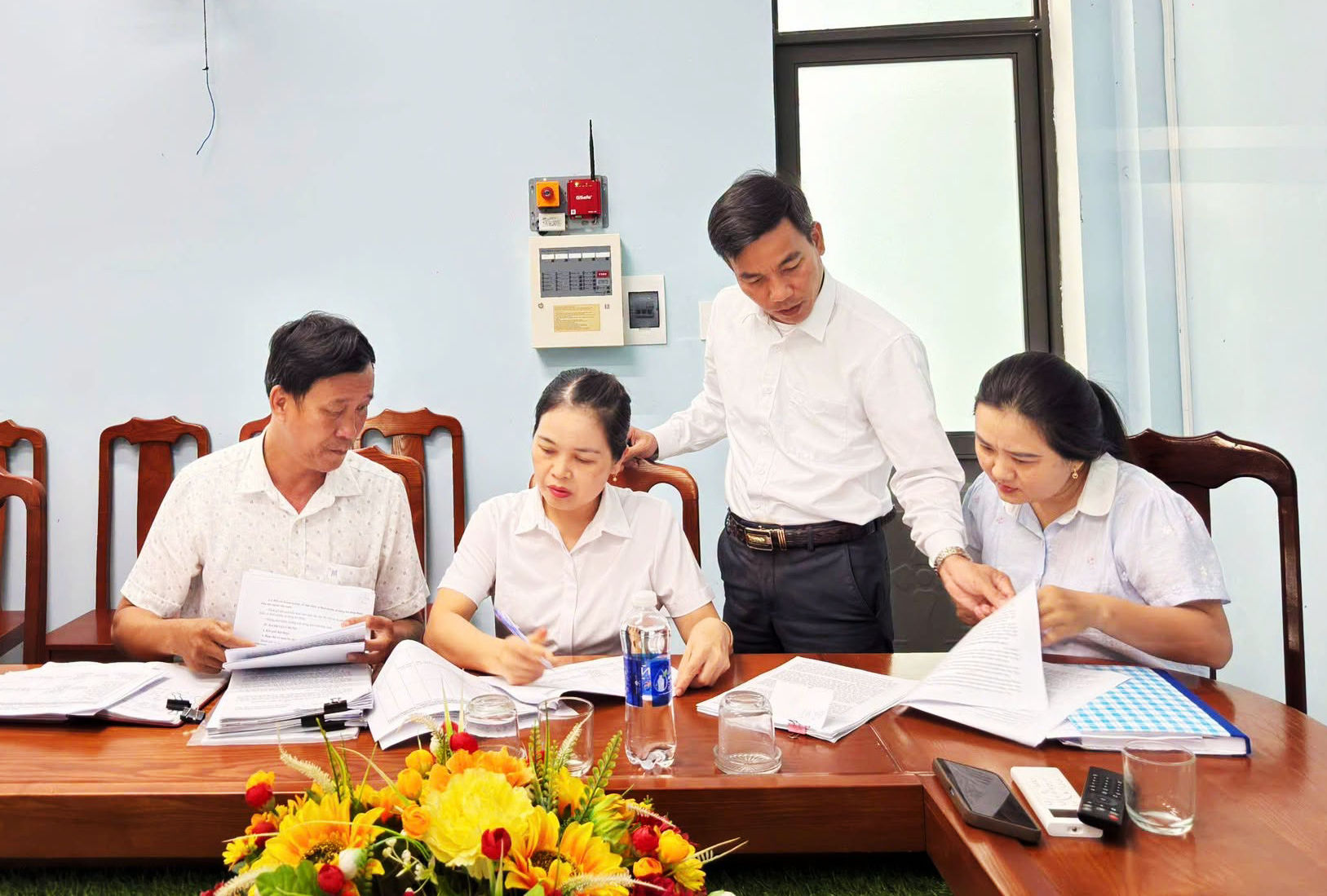 Việc phân công nhiệm vụ cho cán bộ tại xã Đồng Dương luôn gắn với trách nhiệm, rõ người, rõ việc. TRONG ẢNH - Ủy ban MTTQ Việt Nam xã Đồng Dương tiếp nhận chức năng tham mưu công tác dân vận