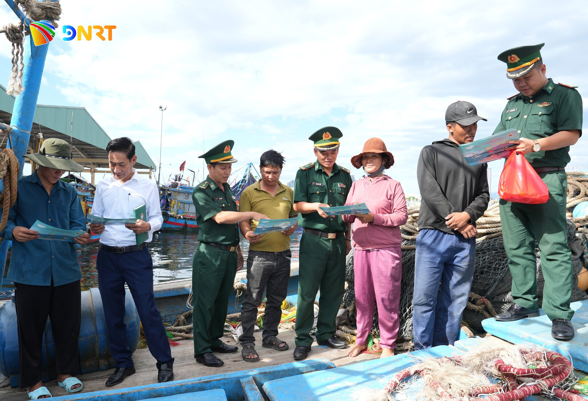 Cán bộ Đồn Biên phòng Sơn Trà cũng chính quyền địa phương tuyên truyền cho ngư dân tại Cảng cá Thọ Quang