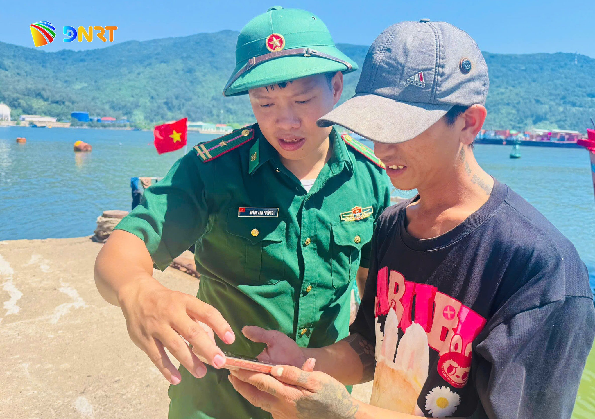 Cán bộ Đồn Biên phòng Sơn Trà hướng dẫn ngư dân khai báo trên ứng dụng eCDT