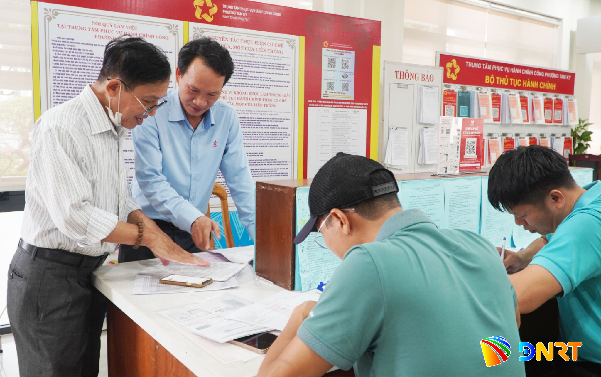 doi-voi-nhung-thu-tuc-don-gian-can-bo-trung-tam-phuc-vu-hanh-chinh-cong-phuong-tam-ky-huong-dan-nguoi-dan-doanh-nghiep-thuc-hien-tren-cong-dich-vu-cong-truc-tuyen.jpg