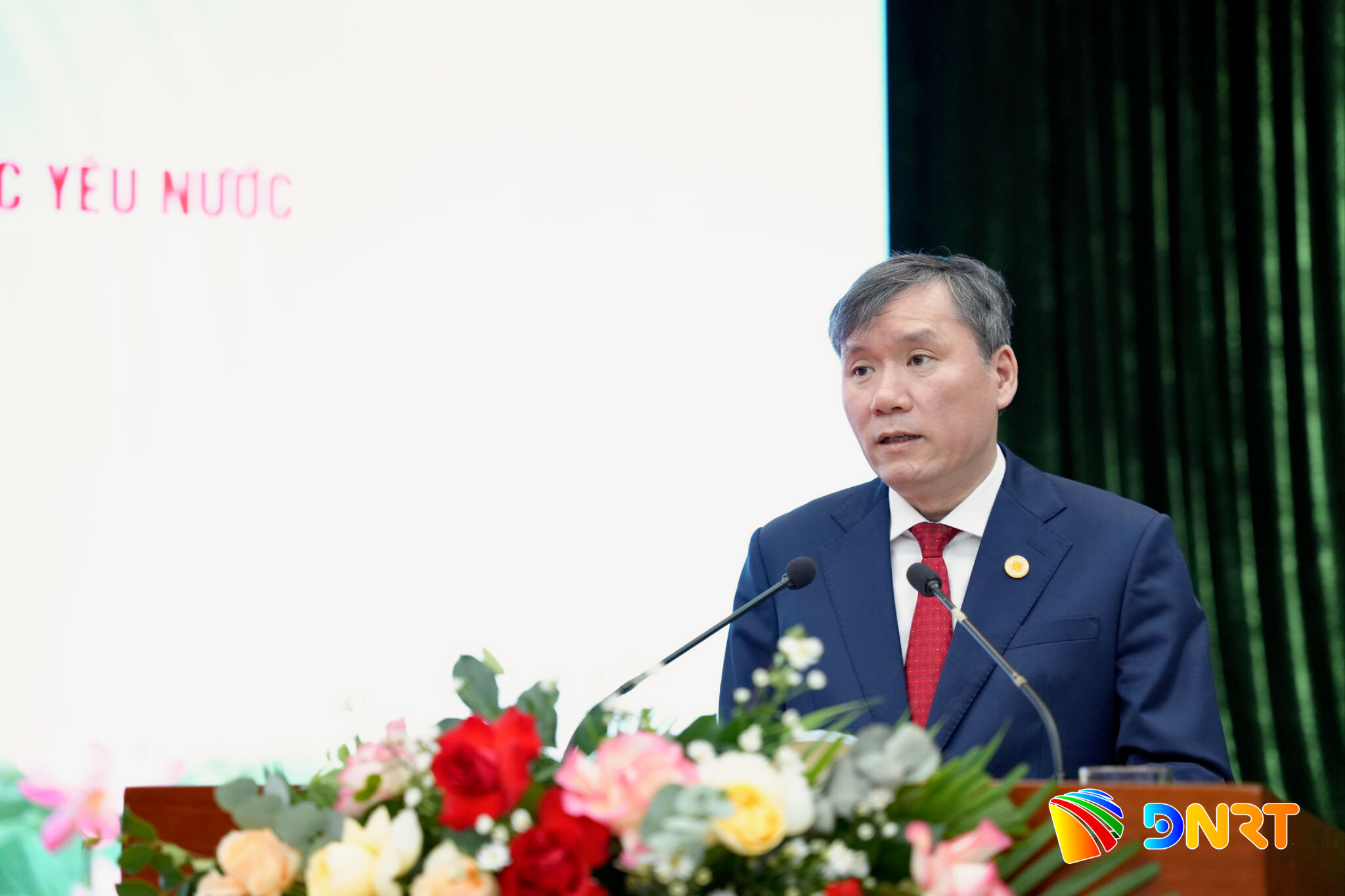 GS.TS. Lê Văn Lợi, Ủy viên Trung ương Đảng, Chủ tịch Viện Hàn lâm Khoa học xã hội Việt Nam trình bày báo cáo đề dẫn. Ảnh: T.HUY - T.CÔNG