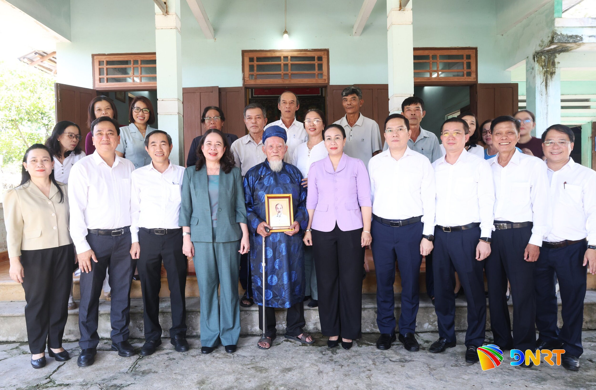 Phó Chủ tịch nước Võ Thị Ánh Xuân (thứ 4 từ trái, hàng trước) chụp ảnh lưu niệm với lãnh đạo thành phố và gia đình ông Vương Nghiên (SN 1926). Ảnh: NGỌC HÀ