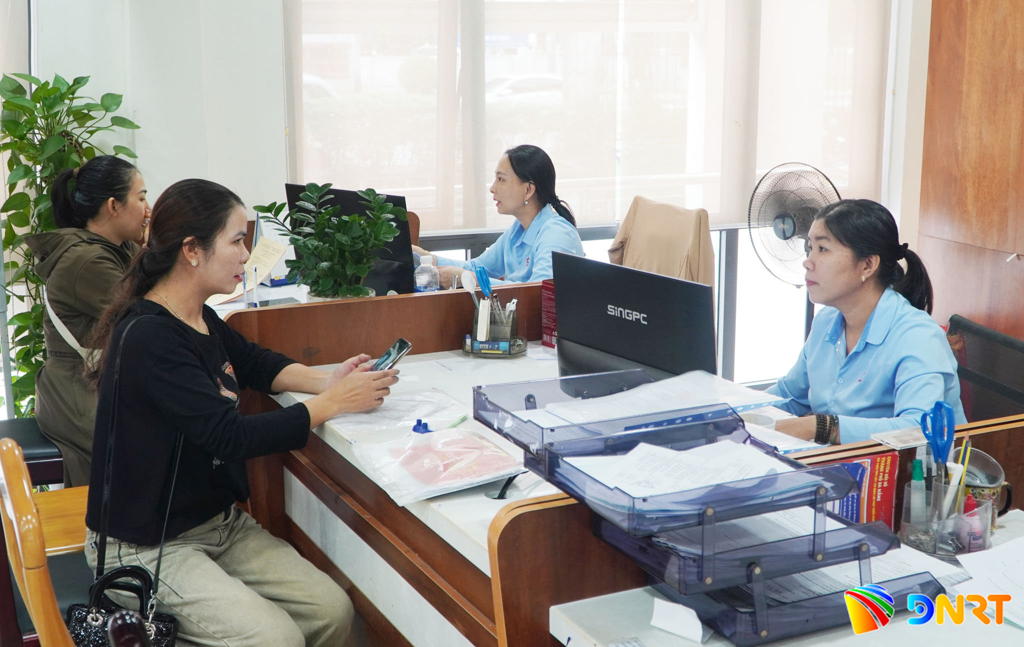 Việc thành lập điểm tiếp nhận thủ tục hành chính cấp sở, ban ngành thành phố tại phường Tam Kỳ đã tạo thuận lợi cho người dân và doanh nghiệp khu vực nam Đà Nẵng. Ảnh: PHAN VINH