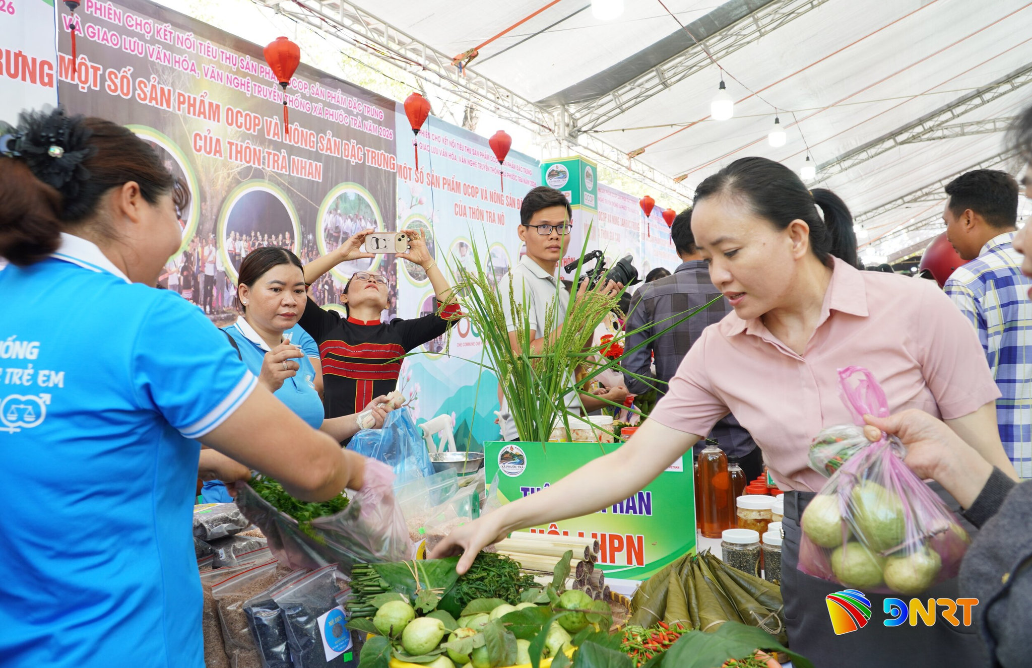 anh phuoc tra phien cho 4