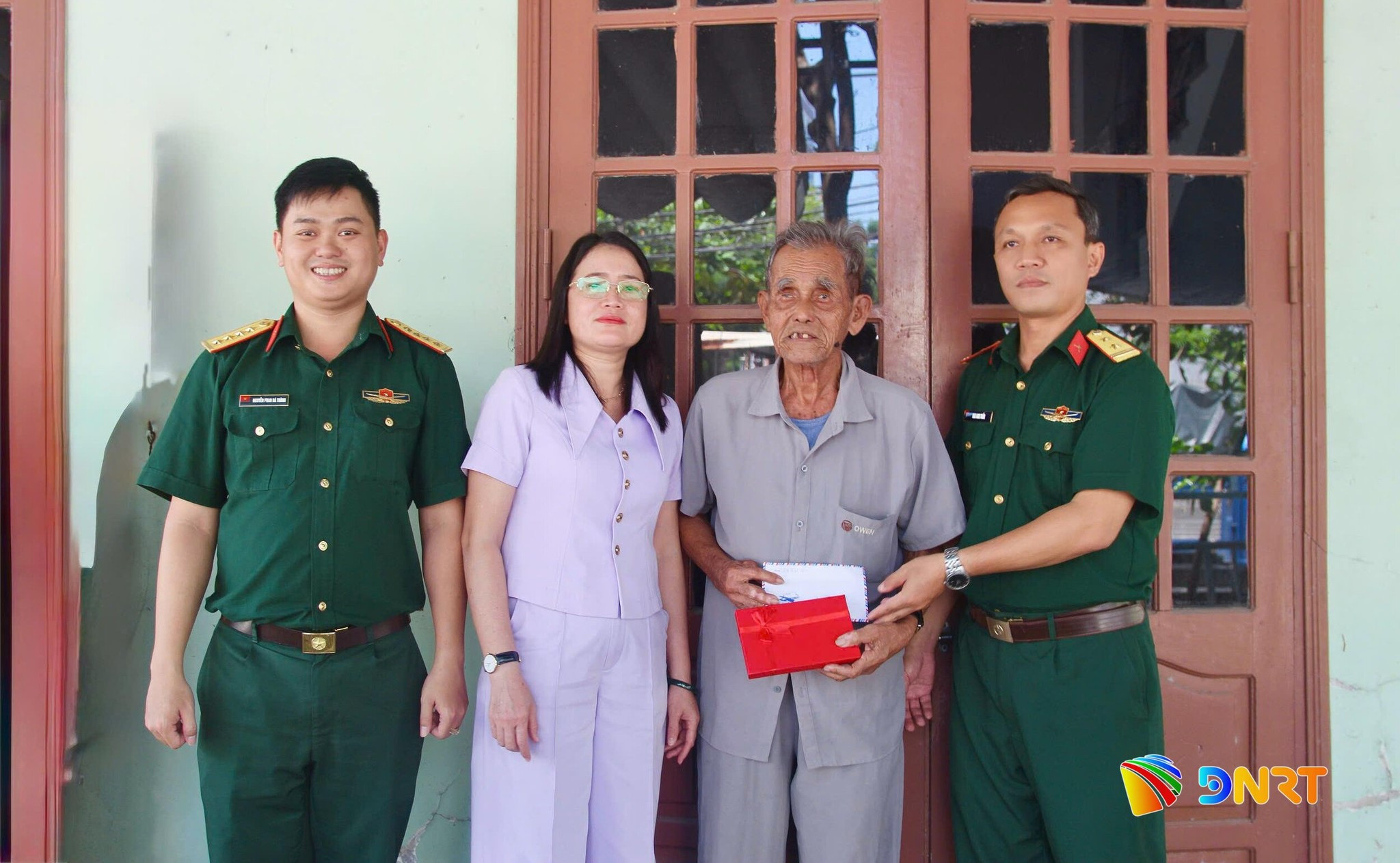 ch-huy-di-tim-kim-va-lanh-do-phung-an-hi-trao-kinh-phi-cho-nhan-chng(1).jpg