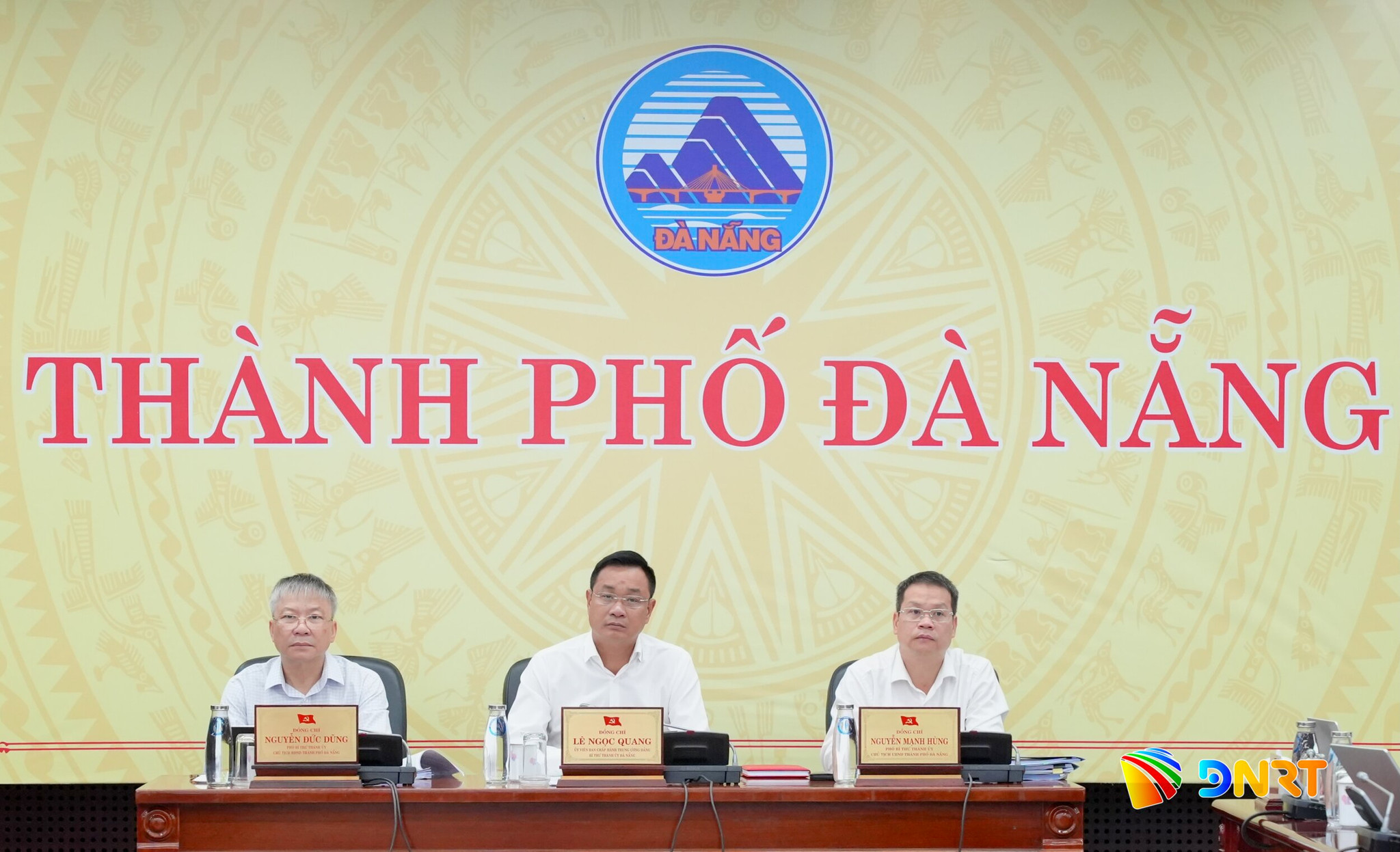 Bí thư Thành ủy Lê Ngọc Quang (ngồi giữa); Chủ tịch HĐND thành phố Nguyễn Đức Dũng (ngồi bên trái) và Chủ tịch UBND thành phố Nguyễn Mạnh Hùng chủ trì điểm cầu trực tuyến thành phố. Ảnh: T.CÔNG