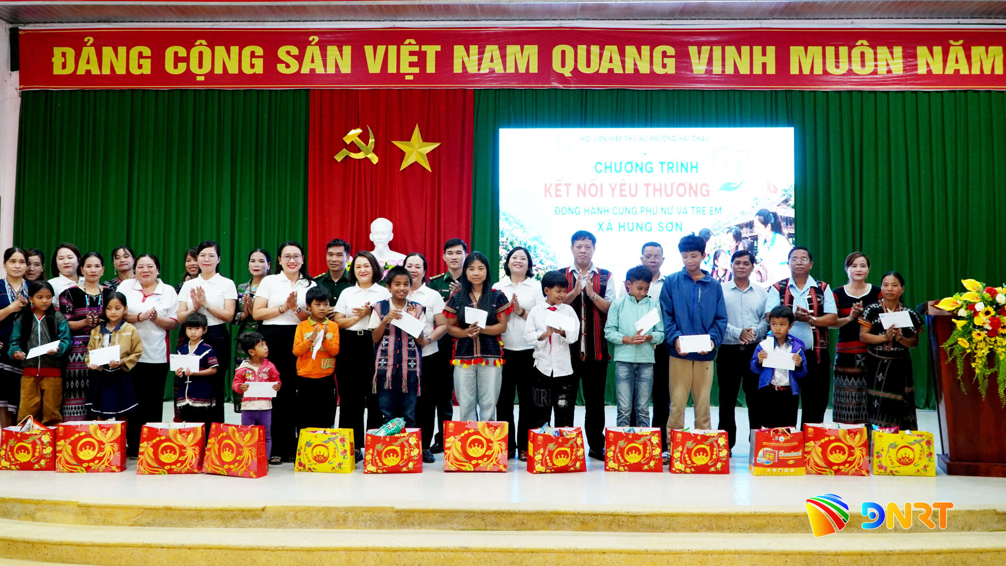 Hội Liên hiệp Phụ nữ phường Hải Châu trao quà cho học sinh khó khăn tại xã Hùng Sơn. Ảnh: PV