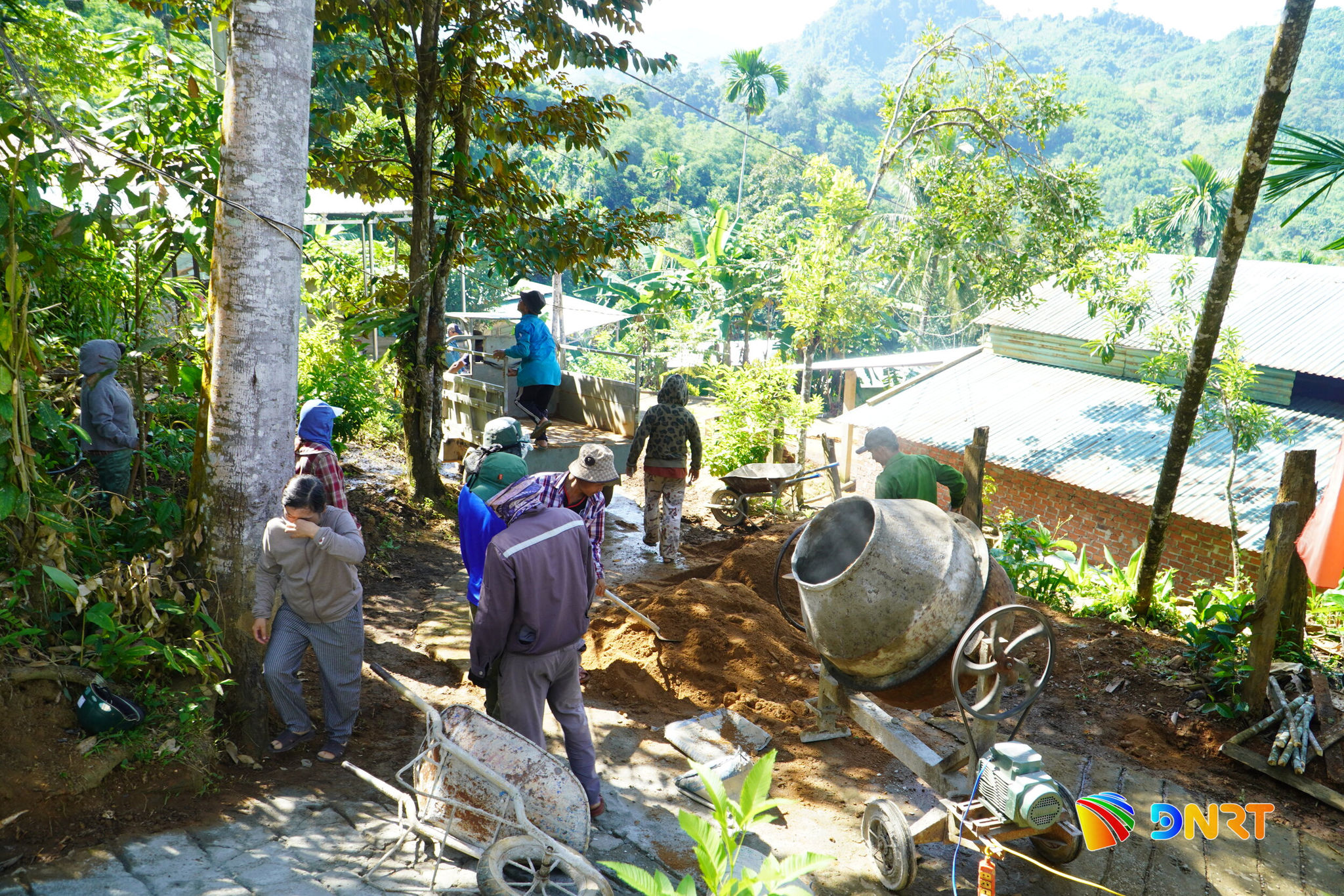 Đoàn viên, thanh niên xã Nam Trà My hỗ trợ người dân tổ 2, thôn Trà Mai san nền, chuẩn bị mặt bằng để nâng cấp tuyến đường.. Ảnh: TRUNG LÊ