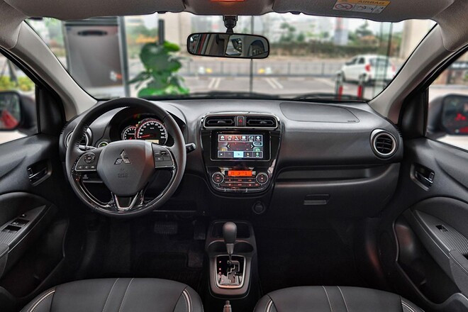 Nội thất khoang l&aacute;i xe Mitsubishi Attrage