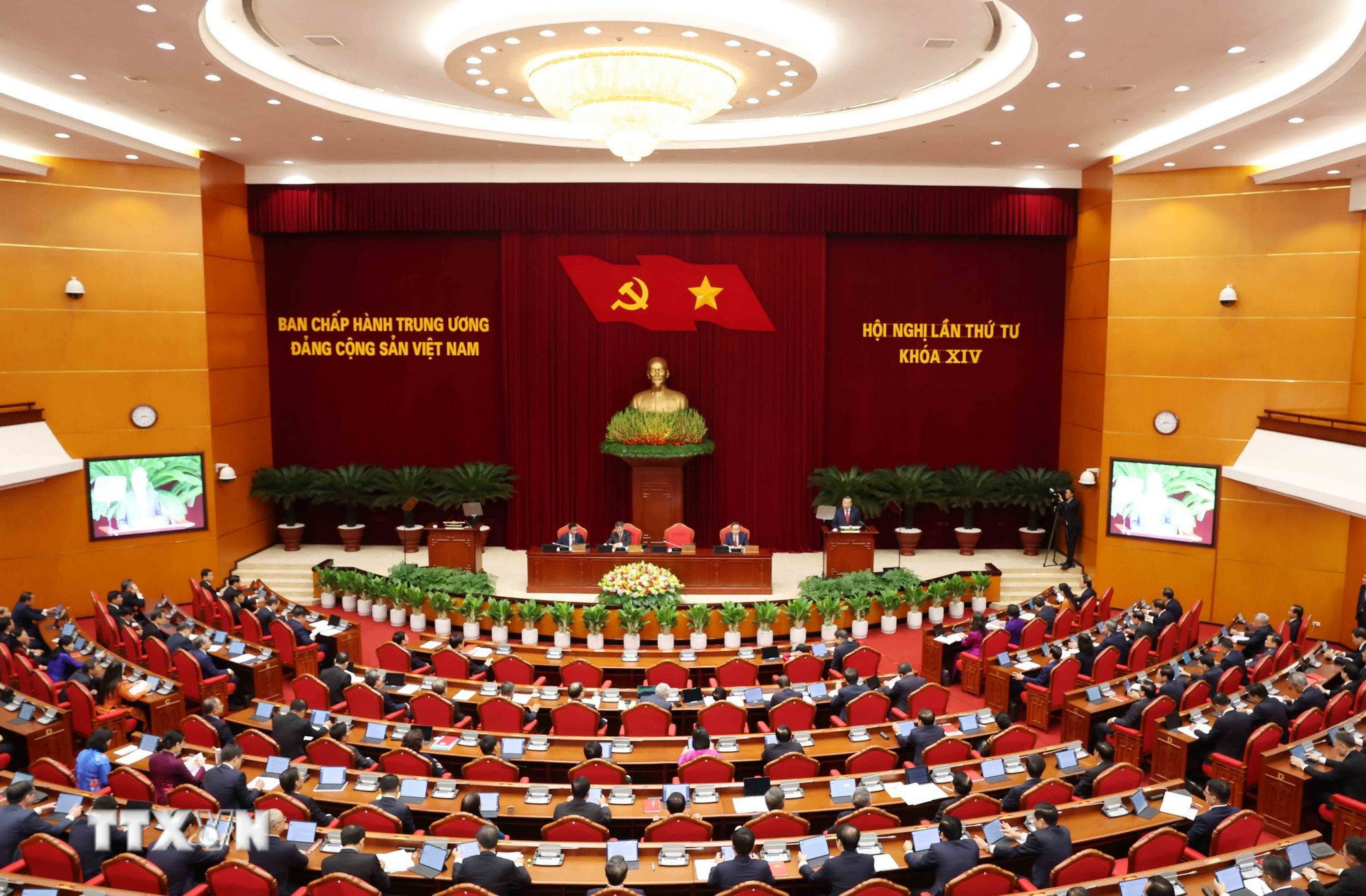 k9hz7z8tlwfd-5m74ngeqpics30idszorn4i46t4a43fpima-_ttxvn_0510-khai-mac-hoi-nghi-lan-thu-4-ban-chap-hanh-trung-uong-dang-1767.jpg