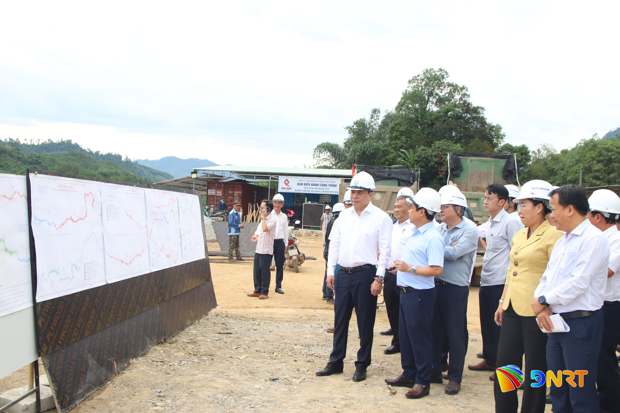 Phó Bí thư Thường trực Thành ủy Nguyễn Khắc Toàn kiểm tra tiến độ thi công dự án Quốc lộ 14D. Ảnh: TRỌNG HUY