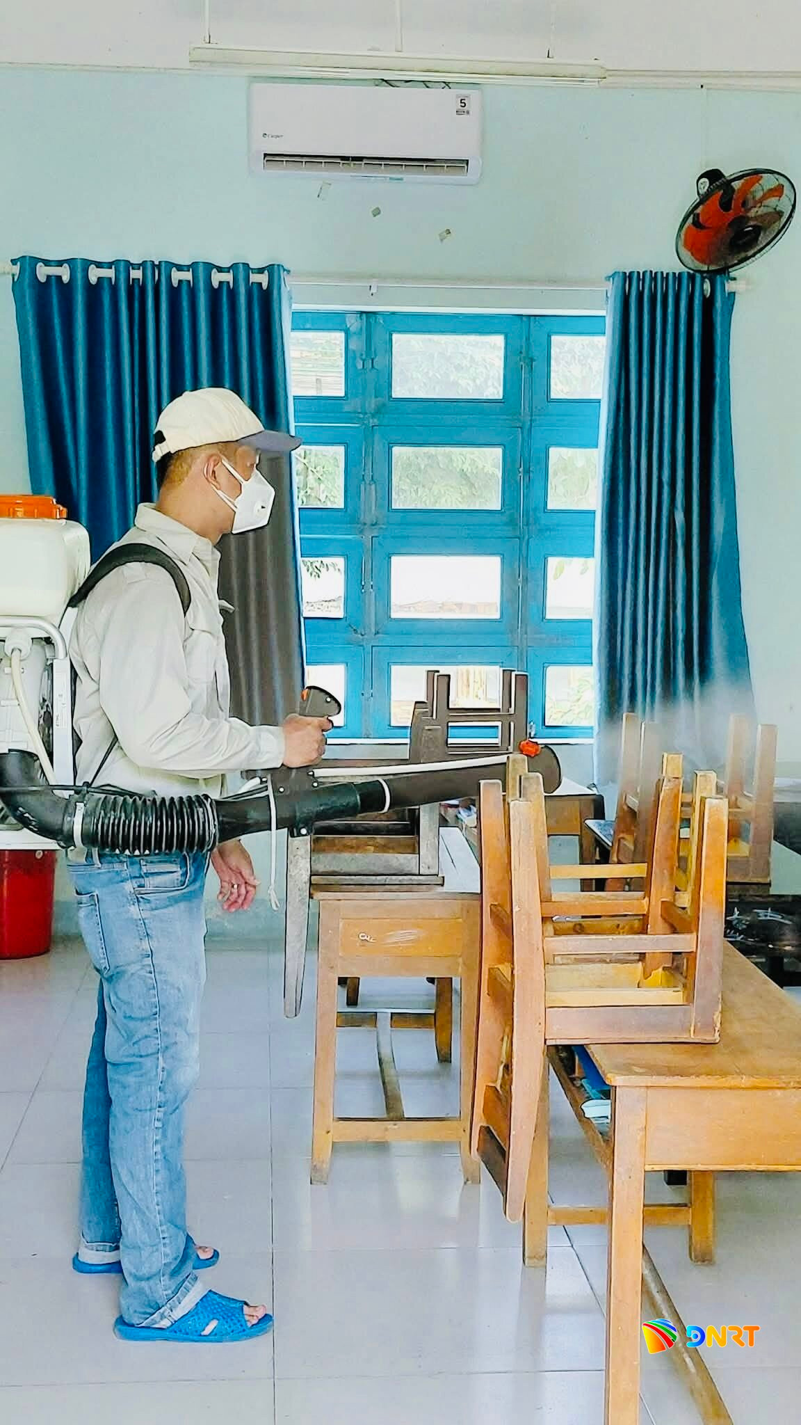 Phun hóa chất diệt muỗi nhằm chủ động phòng, chống sốt xuất huyết trong trường học. Ảnh: ĐVCC
