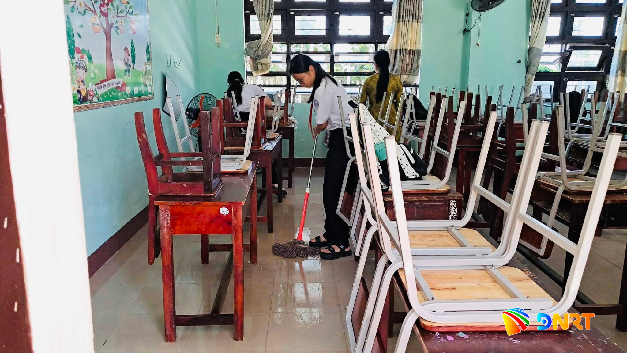 Giáo viên, nhân viên nhà trường thu gom rác thải, phát quang bụi rậm, hạn chế nơi muỗi sinh sản. Ảnh: ĐVCC
