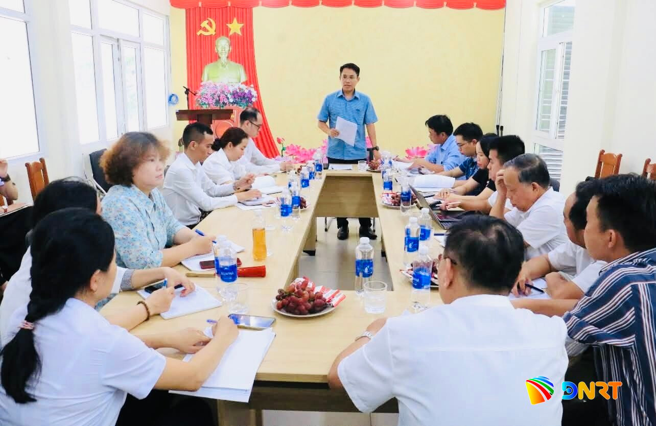 Đoàn công tác Sở Y tế thành phố Đà Nẵng kiểm tra, giám sát công tác phòng, chống bệnh truyền nhiễm tại phường Sơn Trà. Ảnh : ĐVCC