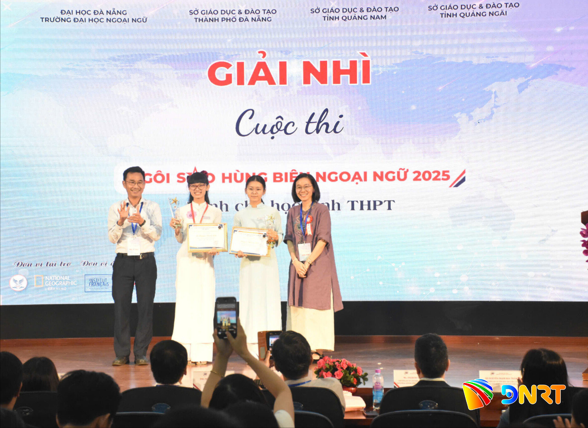Nguyễn Phương Anh (thứ 2, phải sang) giành giải Nhì tại Cuộc thi ngôi sao hùng biện ngoại ngữ dành cho học sinh THPT năm 2025. Ảnh: THU HÀ
