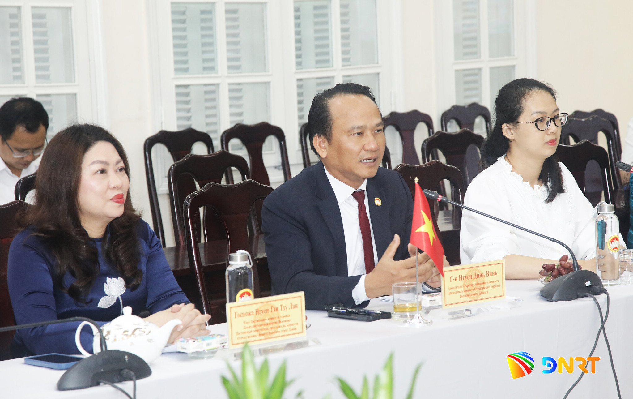 Nguyen Dinh Vinh (center), Deputy Secretary of the City Party Committee and Chairman of the Vietnam Fatherland Front Committee of the city, speaks during a meeting with the new Consul General of the Russian Federation. Photo: Dac Manh