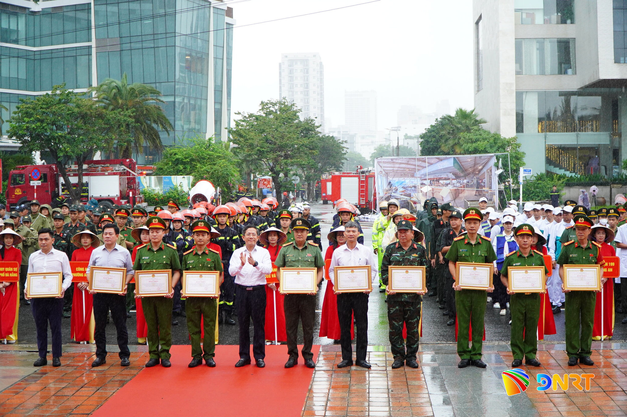 Phó Chủ tịch UBND thành phố Trần Nam Hưng trao Bằng khen của Chủ tịch UBND thành phố cho các tập thể, cá nhân. Ảnh: VINH ANH