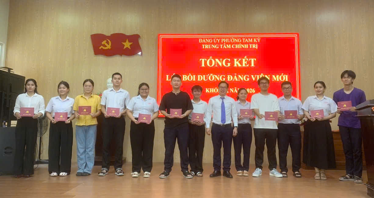 trao giấy chứng nhận cho đảng viên mới