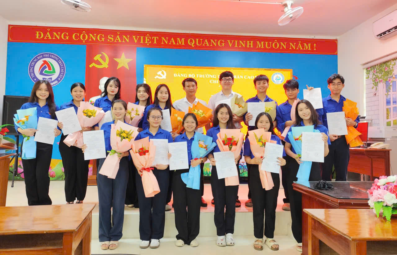 trường Trần cao vân kết nạp đảng viên