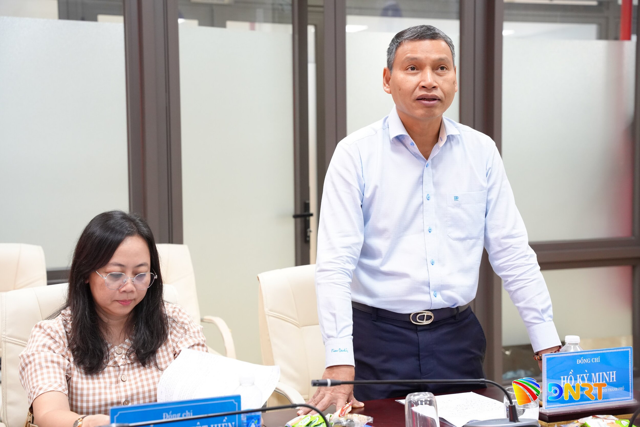 Phó Chủ tịch Thường trực UBND thành phố Hồ Kỳ Minh (bên phải) phát biểu tại sinh hoạt chuyên đề. Ảnh: T.CÔNG