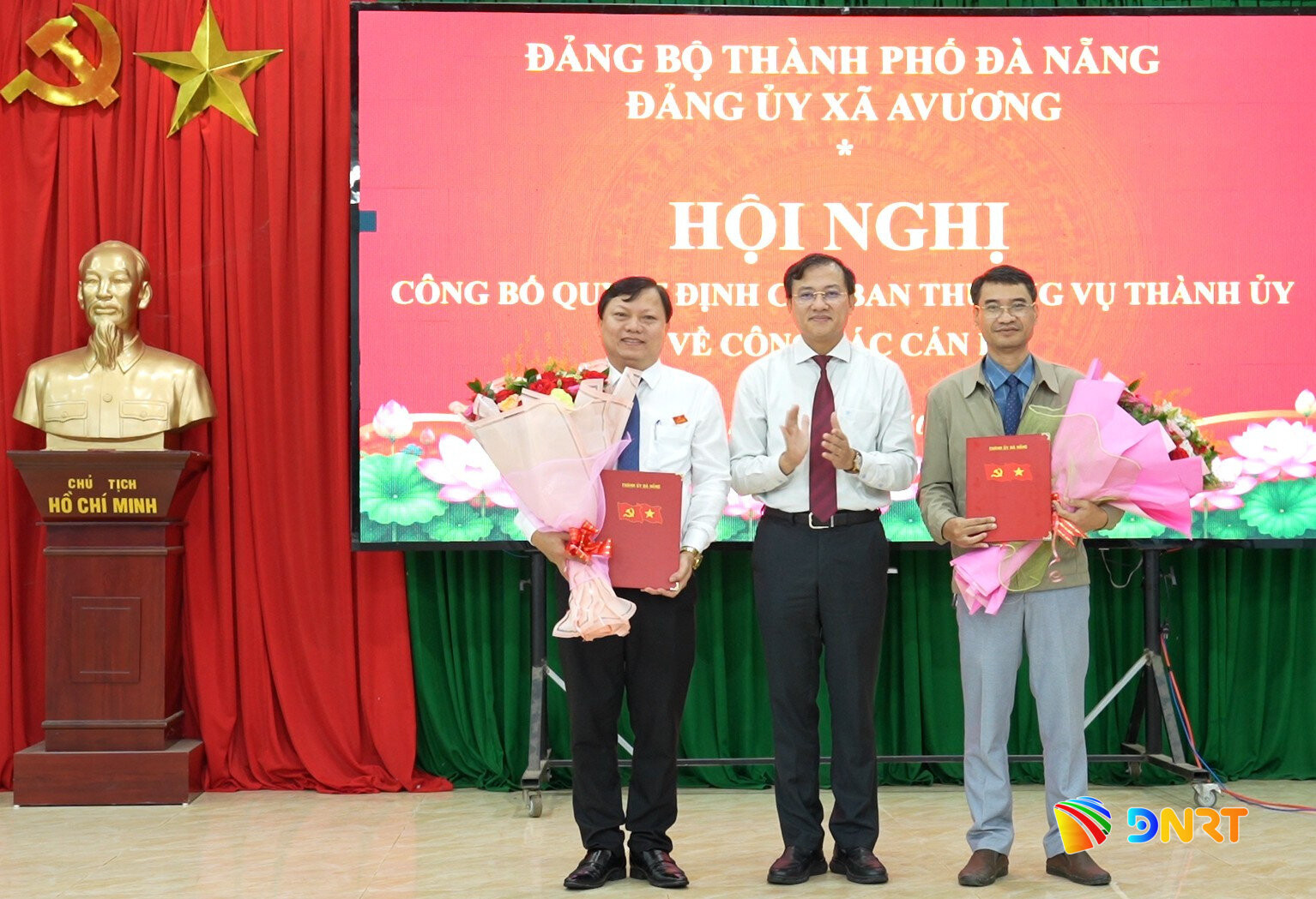 thay-mat-btv-thanh-uy-da-nang-dong-chi-phan-van-binh-uy-vien-ban-thuong-vu-thanh-uy-chanh-van-phong-thanh-uy-trao-quyet-dinh-va-tang-hoa-chuc-mung-cac-dong-chi-duo(1).jpg