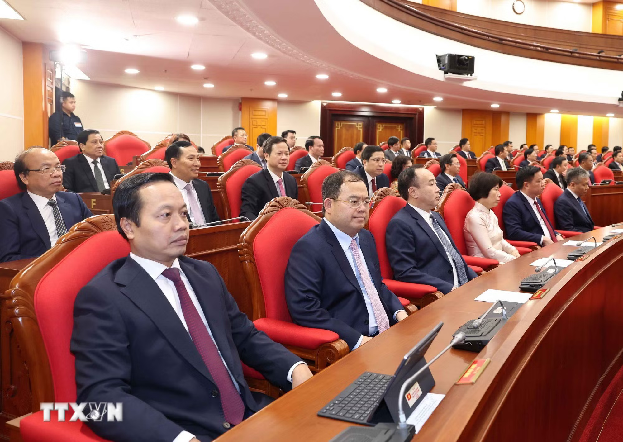 Các đại biểu tham dự phiên Bế mạc Hội nghị lần thứ tư Ban Chấp hành Trung ương Đảng khóa XIV. (Ảnh: Thống Nhất/TTXVN) ttxvn_be-mac-hoi-nghi-lan-thu-tu-ban-chap-hanh-trung-uong-dang-khoa-xiv-9074058-6.jpg