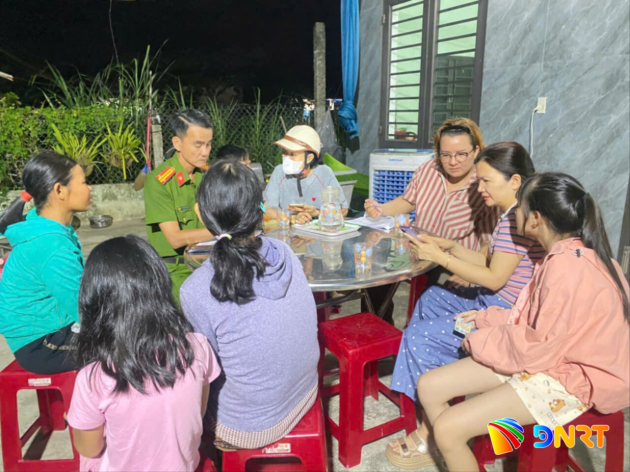 Tổ công nghệ số cộng đồng thôn Tây Trà (xã Quế Sơn) đến nhà hướng dẫn người dân