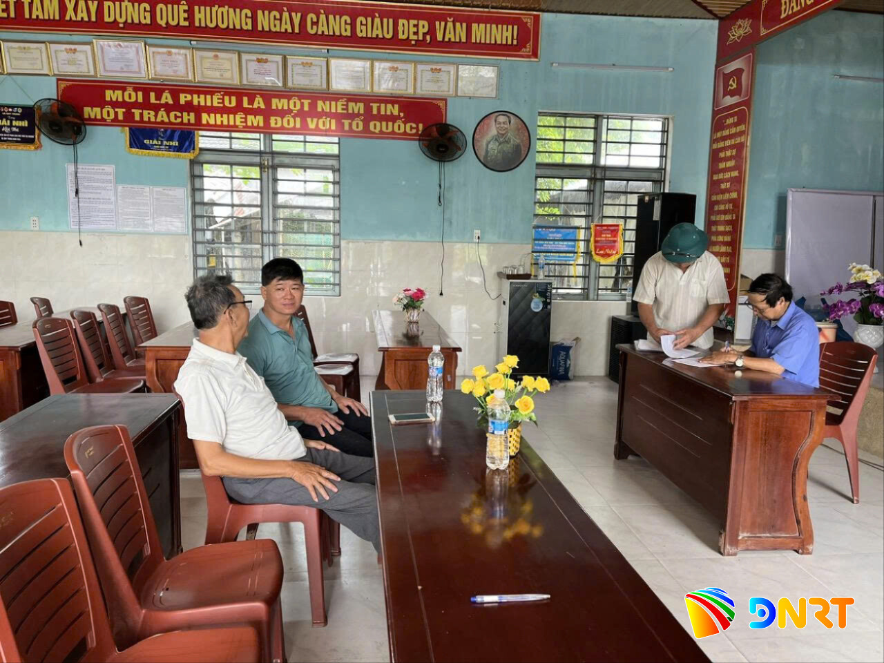 Tổ công nghệ số cộng đồng xã Duy Xuyên hướng dẫn người dân cài đặt định danh điện tử VNeID
