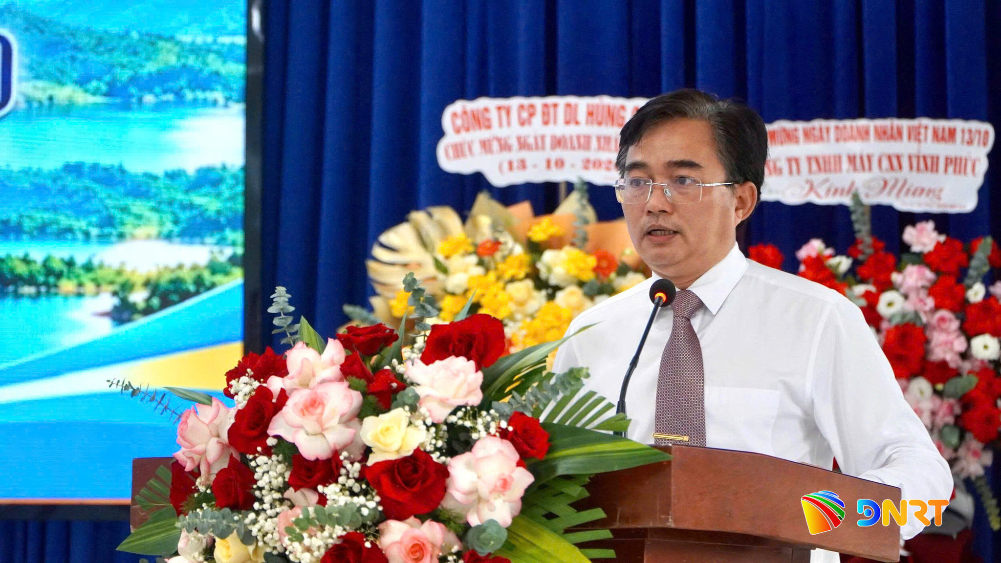 Ông Nguyễn Hữu Bình thông tin về tình hình kinh tế - xã hội 9 tháng của xã và ghi nhận sự đóng góp, chúc mừng doanh nghiệp, doanh nhân đang sản xuất, kinh doanh trên địa bàn. Ảnh: T.B